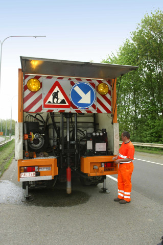 Nivelles. Thines. RN 25. Laboratoire des routes. Forage.