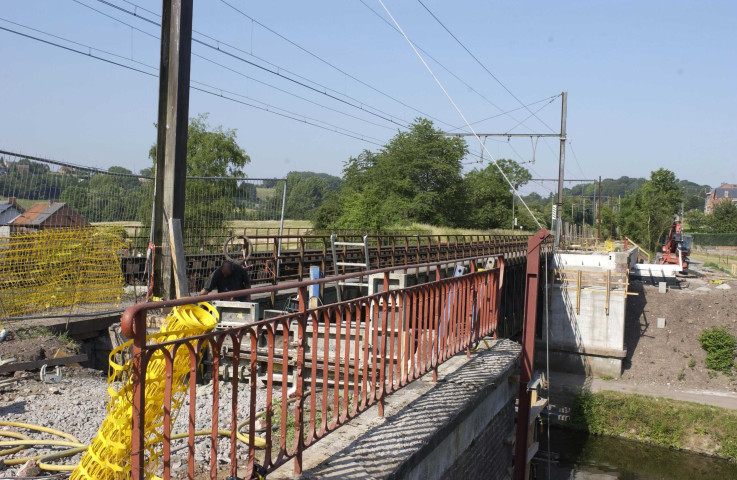 Lobbes. RAVeL. Pose de la passerelle.
