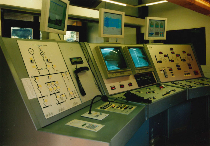 Hastière. Waulsort. Barrage-écluse n°2. Pupitre de commande du complexe.