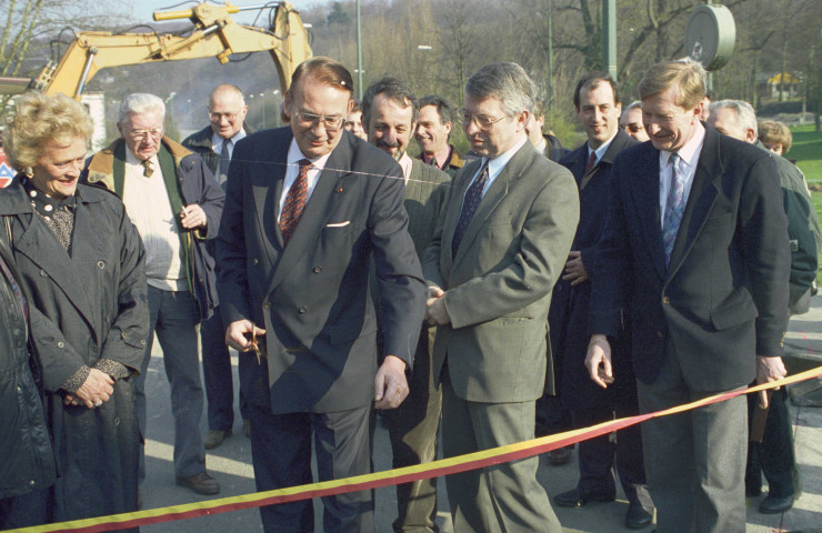 Esneux. Pose de la première pierre des murs anti-crues dans la traversée de la localité, par Jean-Pierre Grafé, ministre des Travaux publics..