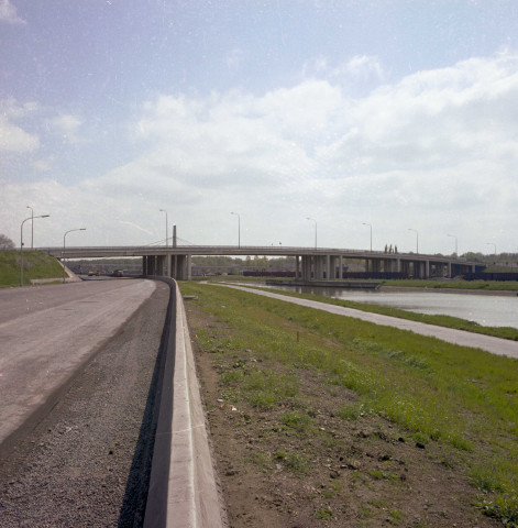 Obourg. Canal du centre.