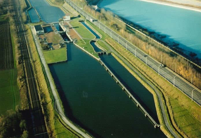 Mons. Havré. Ecluse sur le canal du Centre.