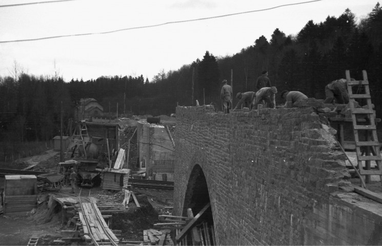 Ciney. Construction du viaduc et du contournement.