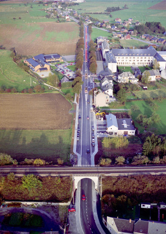 Entrée de la ville par la RN911 et marquage au sol.