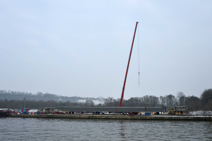Visé. Travaux à la 4° écluse de Lanaye. Montage d'un pont.