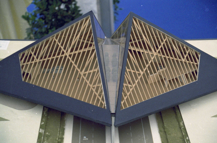 Wanlin. Maquette du futur pont-restaurant sur la E411, exposée à Rochefort et présentée à Jean-Pierre Grafé, ministre des Travaux publics, par Yvan Petit, bourgmestre de Houyet.