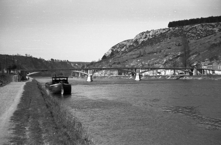 Bouvignes-sur-Meuse. Passerelle reconstruite sur la Meuse.