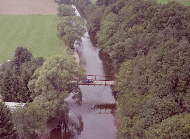 Fronville. Passerelle du camping "Les Mayettes".