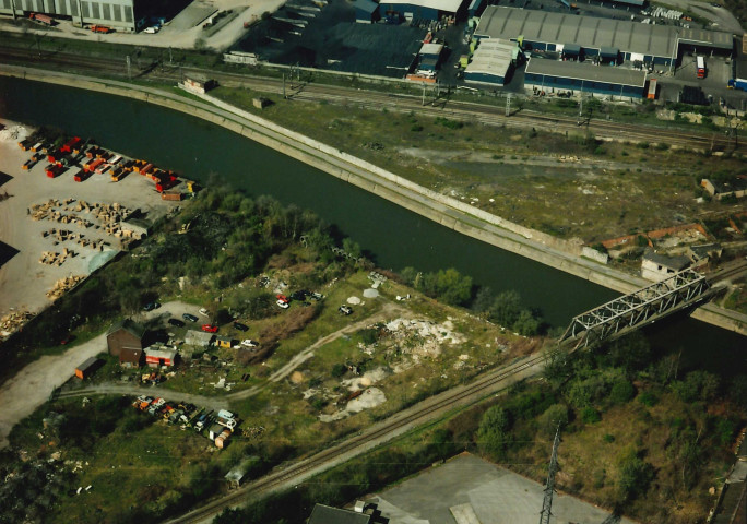 Châtelet. Pont-rail sur la Sambre. Entrée de la gare de Châtelet. Zone de Boubier.