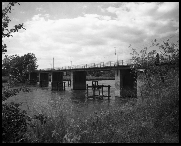 Argenteau. Passerelle sur la Meuse.