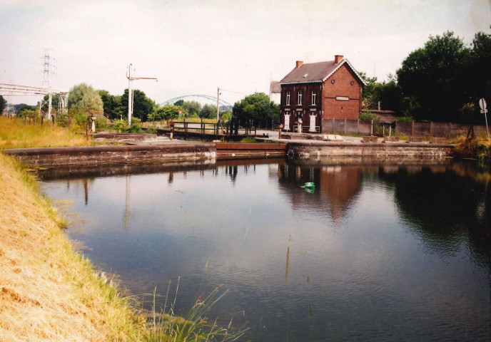 Le Roeulx. Ville-sur-Haine. Vieille écluse désaffectée sur le canal (300 tonnes).