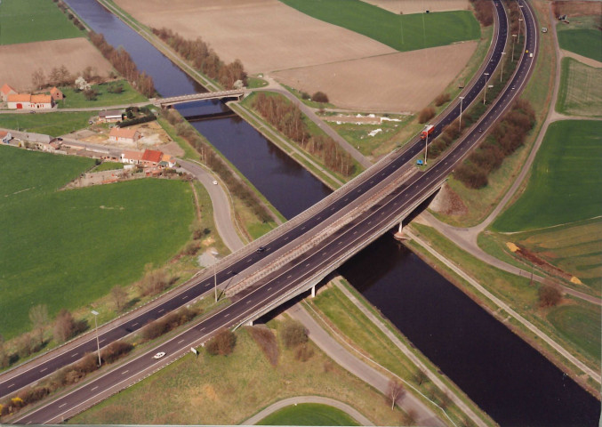 Bernissart. Pommeroeul. Autoroute E42 et pont du chemin de Chièvres.