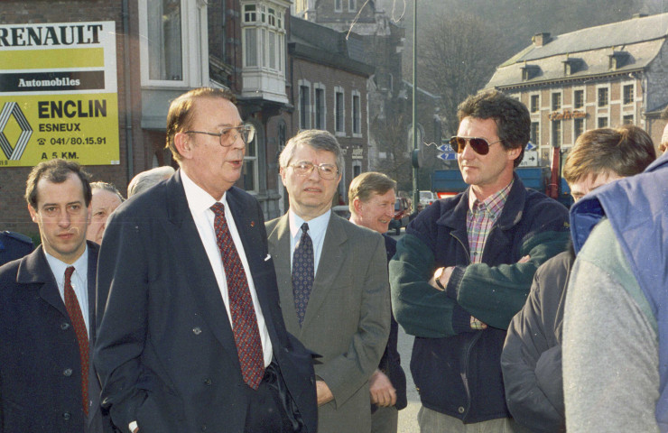 Esneux. Pose de la première pierre des murs anti-crues dans la traversée de la localité, par Jean-Pierre Grafé, ministre des Travaux publics..