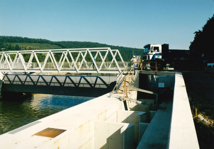 Hastière. Mise en charge de la passerelle du barrage-écluse n°1 sur la Haute-Meuse.