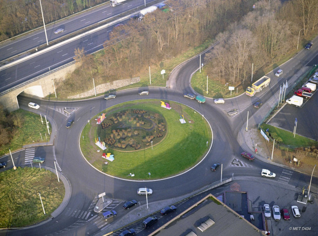 Ans. Alleur. Sortie de l'autoroute. Rond-point.