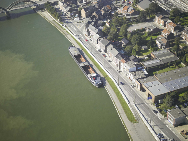 Flémalle. Péniche à quai.