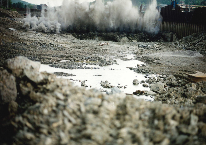Hastière. Waulsort. Explosion des roches dans le lit du barrage.