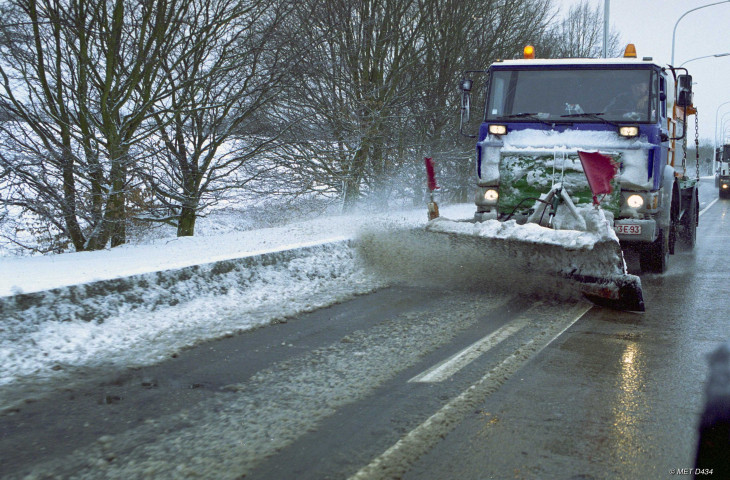 Hamois. Natoye. Service d'hiver. Route communale enneigée.