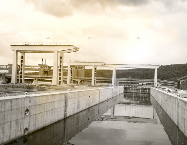 Construction du barrage éclusé d'Ampsin-Neuville