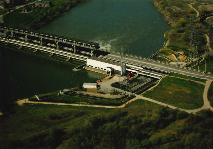 Visé. Lixhe. Echelle à poissons au barrage électrique.