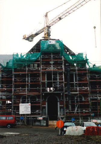 Ans. Visite par M. le Ministre Daerden du chantier de la place Nicolaï. Restauration de la maison communale.