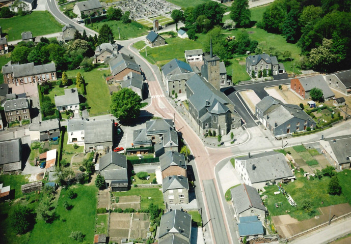 Paliseul. Offagne. Traversée par la N853.