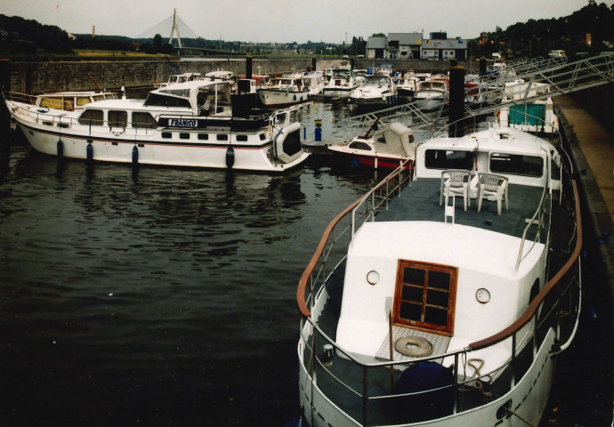 Huy. Statte. Port de plaisance. Installations.