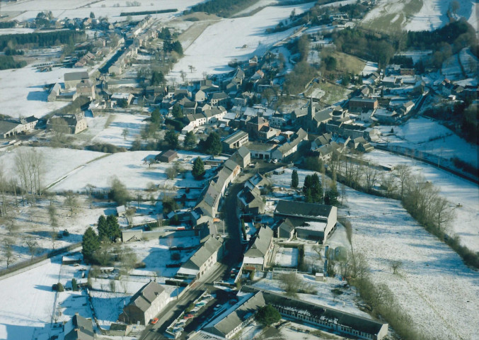 Doische. Village et ferme la Pireuse.