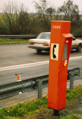 Héron. Couthuin. E42. Borne téléphonique de secours orange - BK32.7