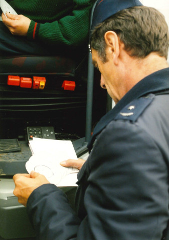 La Bruyère. Rhisnes. E42. Contrôle de charge (surcharge) par pesée sur les poids-lourds.