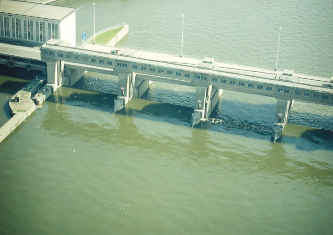 Flémalle. Ivoz-ramet. Pont-route du barrage-écluse.