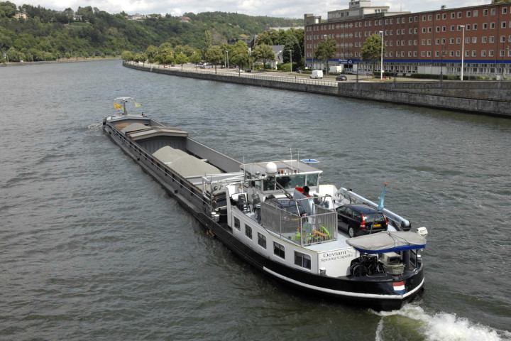 Huy. Port multimodal. Bateaux sur la Meuse.