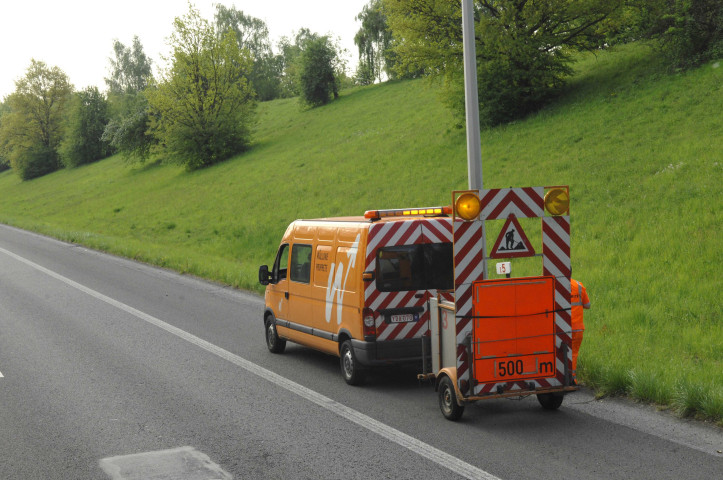 Awans. Chantier mobile sur l'autoroute.