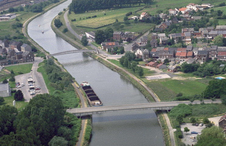 Luttre. Pont-route et passerelle.