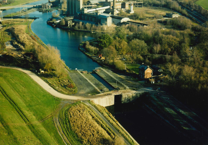 Le Roeulx. Pont-levis et écluse sur le canal à 300 tonnes.