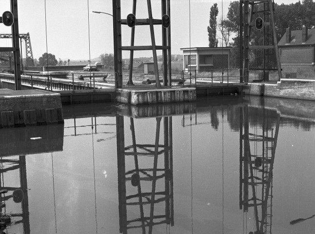 Strépy-Bracquegnies. Canal du Centre.