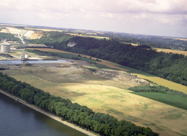 Lanaye. Écluses sur le Canal Albert et environs.