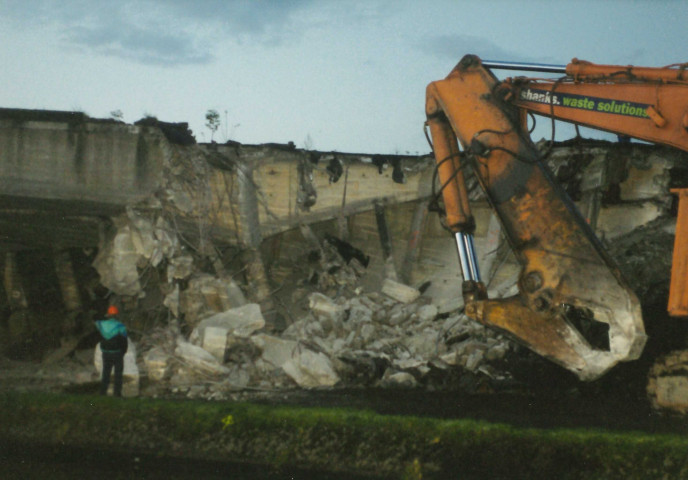 Bernissart. Blaton. Démolition du pont-route des Lilas sur le canal Blaton-Ath.