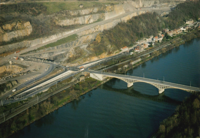 Engis. Hermalle-sous-Huy. Construction du pont de la RN 617 sur le chemin de fer.