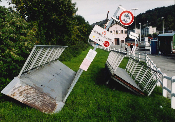 Dinant. Ecluse no 4. Travaux sur les portes et les aqueducs larons.
