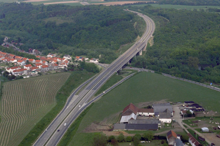 Nivelles. Thines. Pont sur la RN25.