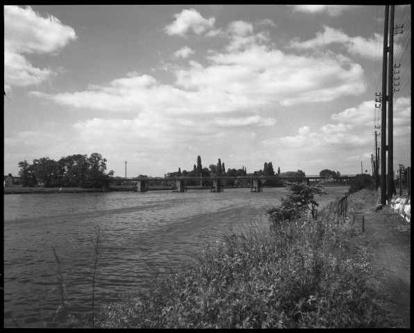 Argenteau. Passerelle sur la Meuse.