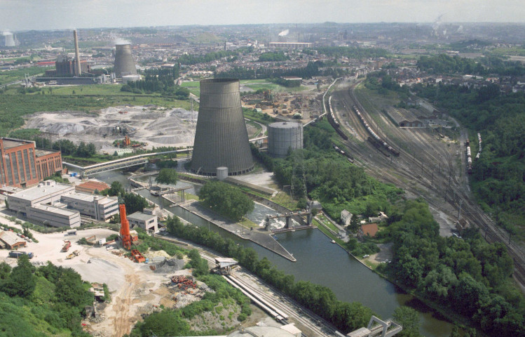 Monceau-sur-Sambre. Écluse n°10 et passerelle Intercom.