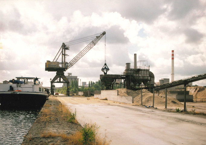 Mons. Obourg. Quai de chargement et de déchargement de la cimenterie.