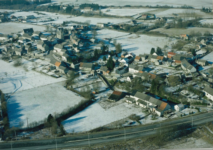 Philippeville. Neuville. N5. Pont-échangeur du village.