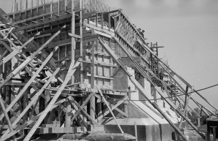 Afsnee. Construction du pont d'autoroute sur la Lys.