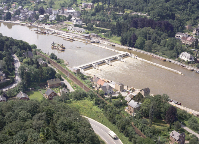 Rivière. Barrage sur la Meuse.