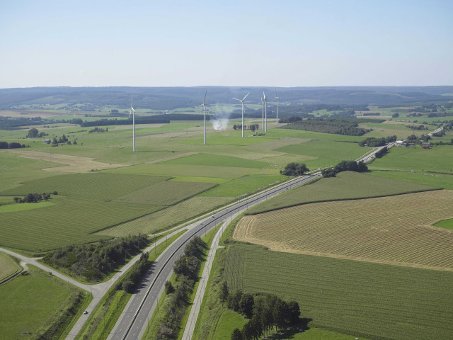 Sainte-Ode. Flamierge. RN4. Parc d'éoliennes.