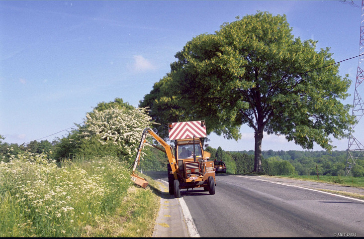 Yvoir. RN937. Service entretien.