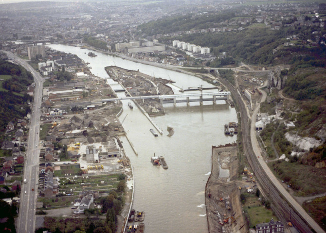 Beez. La Meuse et l'écluse des Grands-Malades.